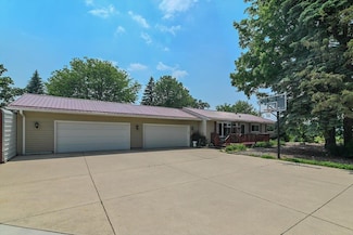 2765 Oak Knoll Ln, Stoughton, WI 53589