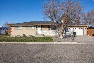 3105 W Wilcox Dr, Pasco, WA 99301