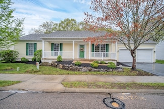 33 Beechwood Dr, Waterford, CT 06385