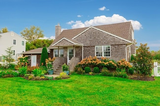 859 E Bay Dr, West Islip, NY 11795