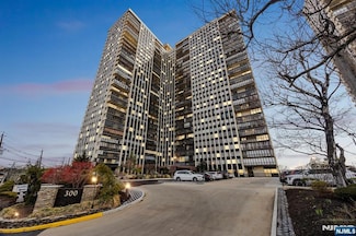 300 Winston Dr Unit DR2020, Cliffside Park, NJ 07010