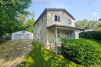 3180 Eastwood Dr, Rochester Hills, MI 48309