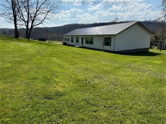 16 Victoria Dr, Sandyville, WV 25275