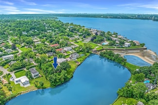 230 Gristmill Ln, Great Neck, NY 11023