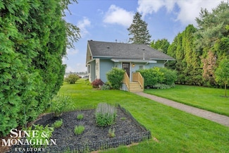 421 Edgewater Dr, Algonac, MI 48001