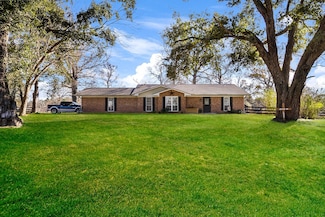 808 Castlewood Rd, Livingston, TX 77351