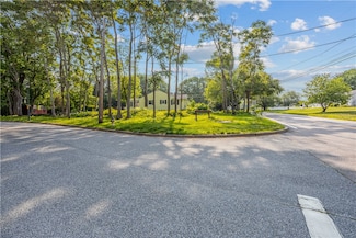 192 Schoolhouse Rd, Warren, RI 02885