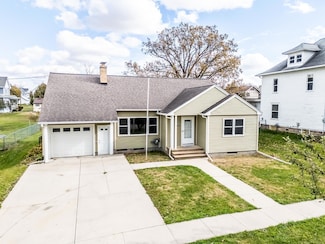 616 State St, Dysart, IA 52224