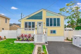 29 Mckinley Ave, Lindenhurst, NY 11757