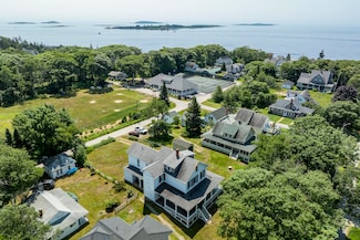 9 Grove St, Boothbay, ME 04537