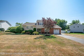21 Whittier Dr, Manalapan, NJ 07726