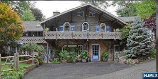 4 Woodbine Ln, Sparta, NJ 07871