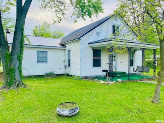 605 N Cedar St, Sandoval, IL 62882