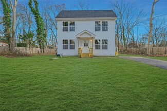 407 Floyd Rd S, Shirley, NY 11967