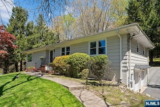 7 Rolling Ridge Rd, Upper Saddle River, NJ 07458