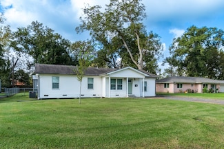 609 Pine St, Sweeny, TX 77480