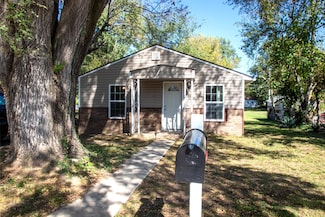 133 W Delta St, Aurora, MO 65605
