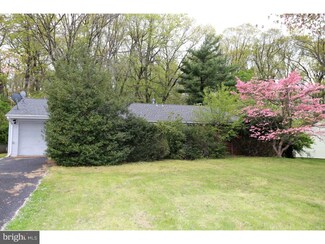 15 Stockton Rd, Kendall Park, NJ 08824