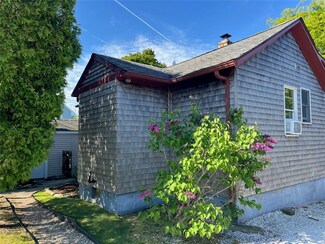 12 Draper Ave, Middletown, RI 02842