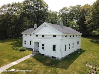 437 Snydertown Rd, Craryville, NY 12521