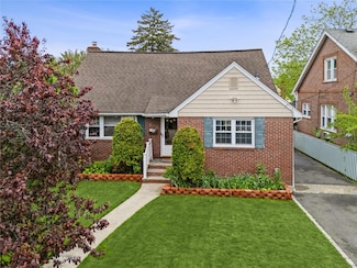 502 S 11th St, New Hyde Park, NY 11040
