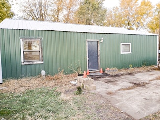2112 E 2400 North Rd, Watseka, IL 60970