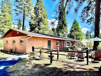 1239 W Scenic Dr, Mount Shasta, CA 96067