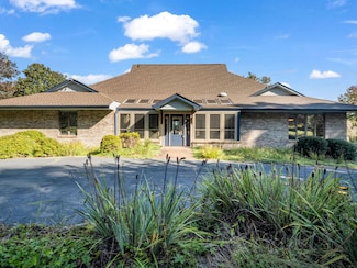 26 Canter Ct, Horse Shoe, NC 28742