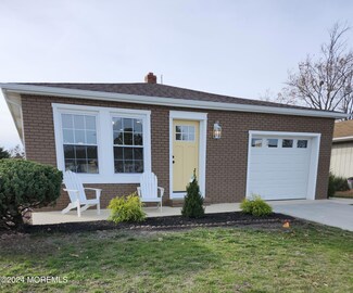 21 Castle Harbor Dr, Toms River, NJ 08757