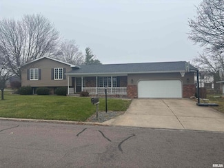 705 Crestview Dr, Metamora, IL 61548