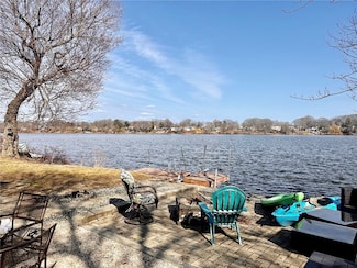 462 Lake Shore Dr, Warwick, RI 02889