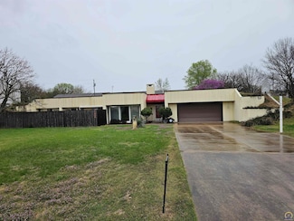 7224 SW 33rd St, Topeka, KS 66614