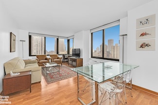 300 E 85th St Unit 2201, New York, NY 10028