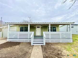 608 Carver St, Edna, TX 77957
