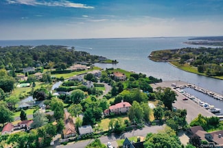 34 Maple St, Islip, NY 11751