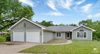 1009 Cox Cir, Manhattan, KS 66502