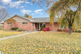 424 Fairlane Dr, Alma, MI 48801