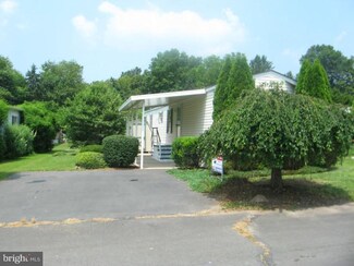 12 Red Cliff Village Ln, Upper Black Eddy, PA 18972
