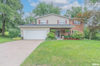 2734 Carriage Hill Dr, Davenport, IA 52807