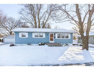 1059 Rainbow Blvd, Hiawatha, IA 52233