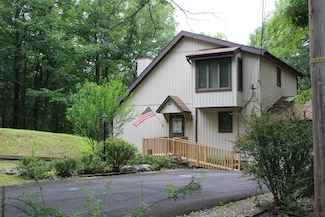 265 Sellersville Dr, East Stroudsburg, PA 18302