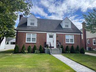 24 Tulip Ln, New Hyde Park, NY 11040