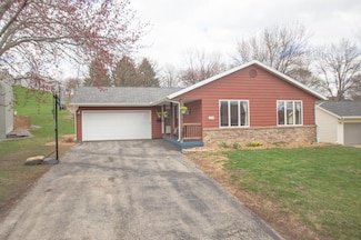 304 Regent Dr, La Crescent, MN 55947