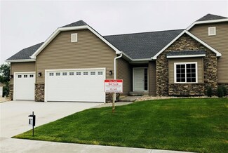 2280 Heritage Green Dr, Hiawatha, IA 52233
