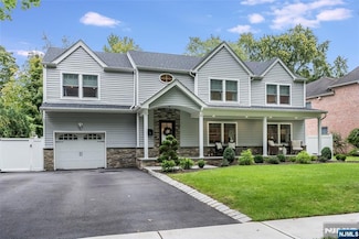 61 Ferndale Rd, Paramus, NJ 07652