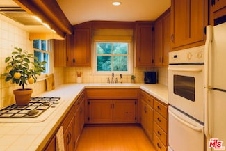 14807 Round Valley Dr, Sherman Oaks, CA 91403