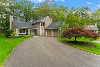 12 Alfred Ln, Stamford, CT 06902