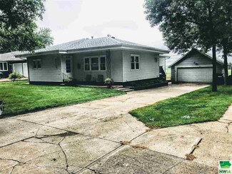 419 S Hamburg St, Holstein, IA 51025