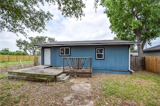 608 S 10th St, Aransas Pass, TX 78336