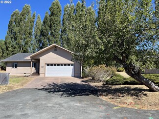 1695 Bobcat Ct, Myrtle Point, OR 97458